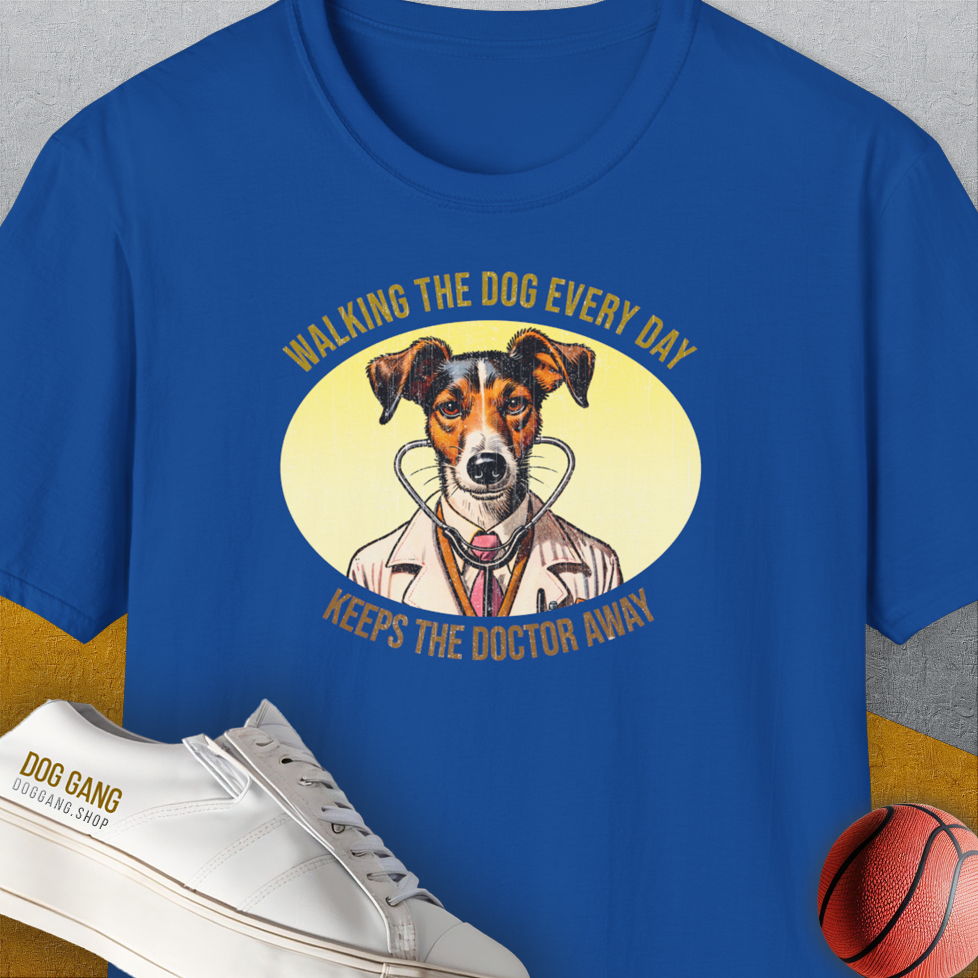 Dieses T-Shirt aus königlicher Baumwolle zeigt einen lustigen Hund mit einem Stethoskop und den humorvollen Text „Walking The Dog Every Day Keeps The Doctor Away“. Entworfen von Dog Gang.