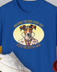 Dieses T-Shirt aus königlicher Baumwolle zeigt einen lustigen Hund mit einem Stethoskop und den humorvollen Text „Walking The Dog Every Day Keeps The Doctor Away“. Entworfen von Dog Gang.