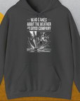 Der Unisex-Kapuzenpullover Volume 1 in Dark Heather trägt den Aufdruck „Who Cares About The Weather When You're In Good Company?“ und ein Design mit den Gummistiefeln einer Person und einem Hund, die durchs Wasser laufen. Entworfen von Dog Gang.