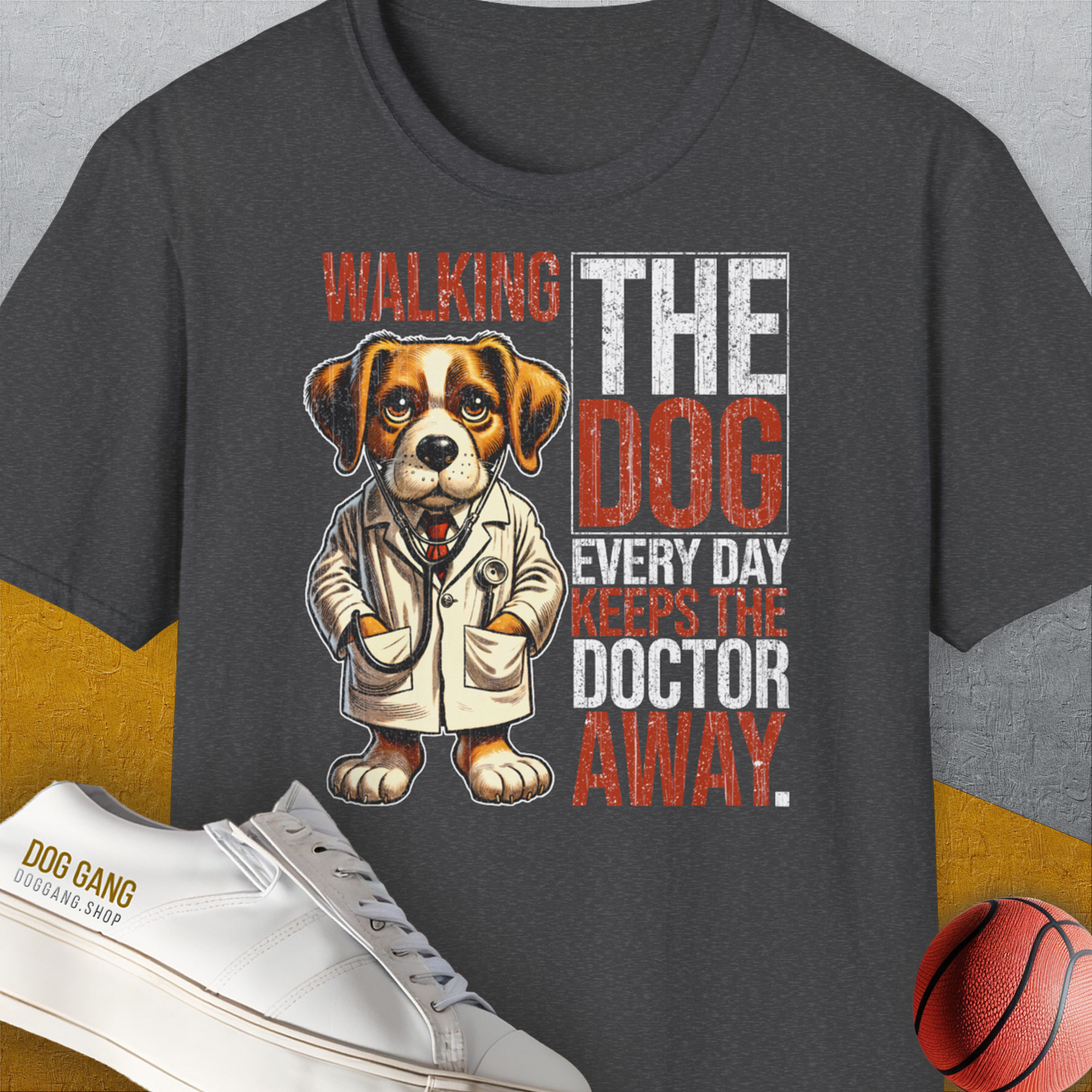 Dieses dunkel meliertfarbene Unisex-T-Shirt „Walking The Dog Every Day Keeps The Doctor Away, Volume 1“ passt perfekt in jede Garderobe. Es besteht aus 100 % weicher Baumwolle und zeigt einen Cartoon-Hund im Arztmantel und einen verspielten Text.
